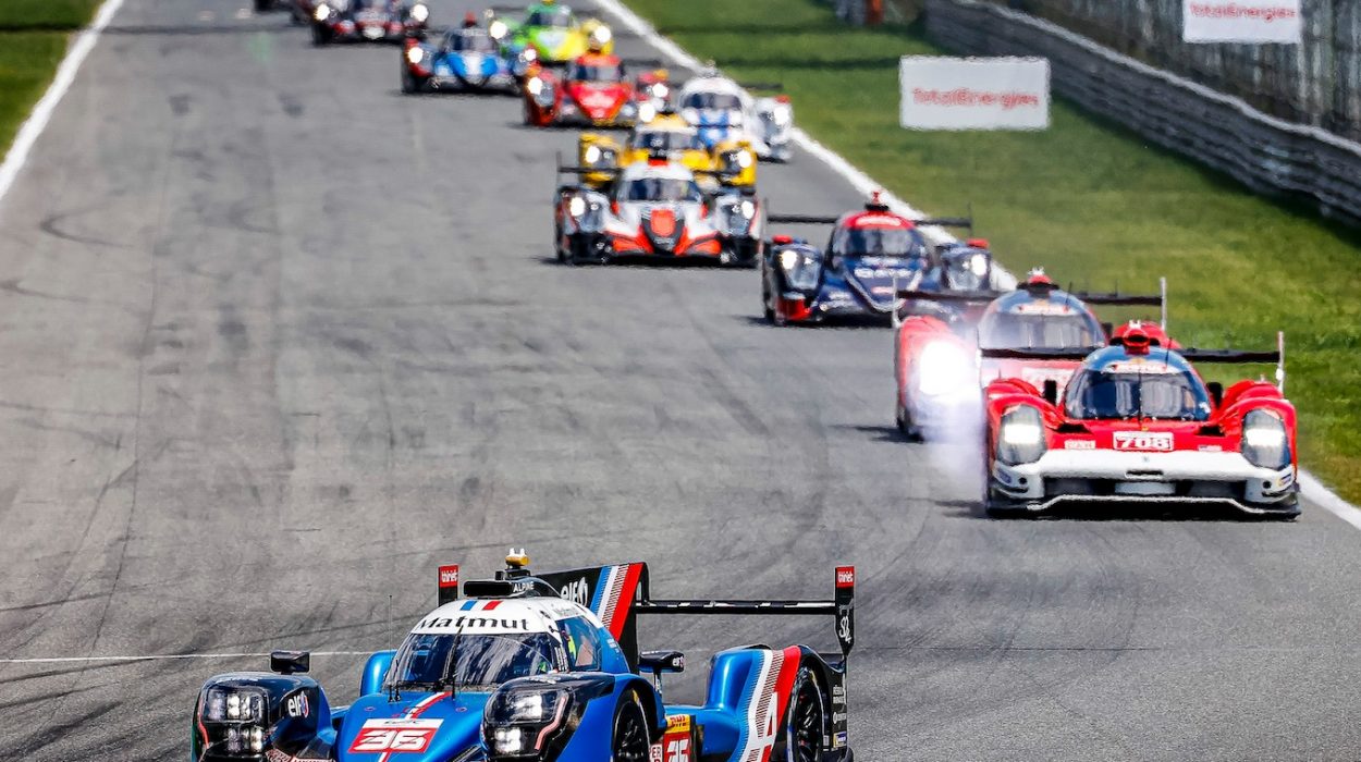 Des voitures engagées sur une piste lors des 24 Heures du Mans 2020