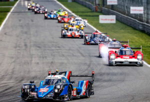 Des voitures engagées sur une piste lors des 24 Heures du Mans 2020