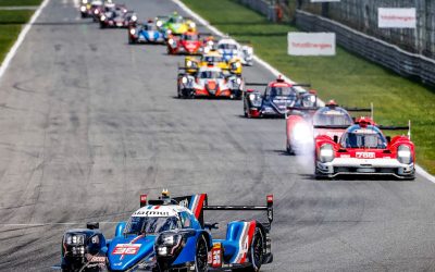Des voitures engagées sur une piste lors des 24 Heures du Mans 2020