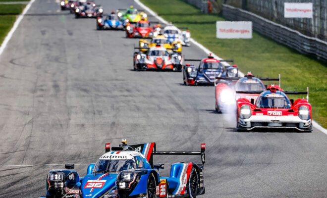 Des voitures engagées sur une piste lors des 24 Heures du Mans 2020