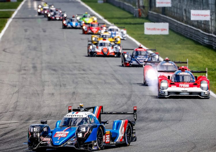 Des voitures engagées sur une piste lors des 24 Heures du Mans 2020
