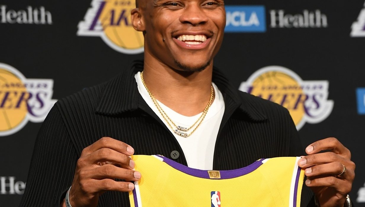 Russell Westbrook, lors de sa présentation, tenant son nouveau maillot.