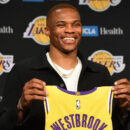 Russell Westbrook, lors de sa présentation, tenant son nouveau maillot.