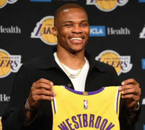 Russell Westbrook, lors de sa présentation, tenant son nouveau maillot.