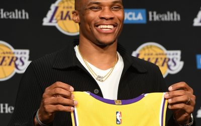 Russell Westbrook, lors de sa présentation, tenant son nouveau maillot.