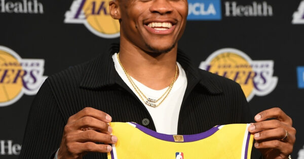 Russell Westbrook, lors de sa présentation, tenant son nouveau maillot.