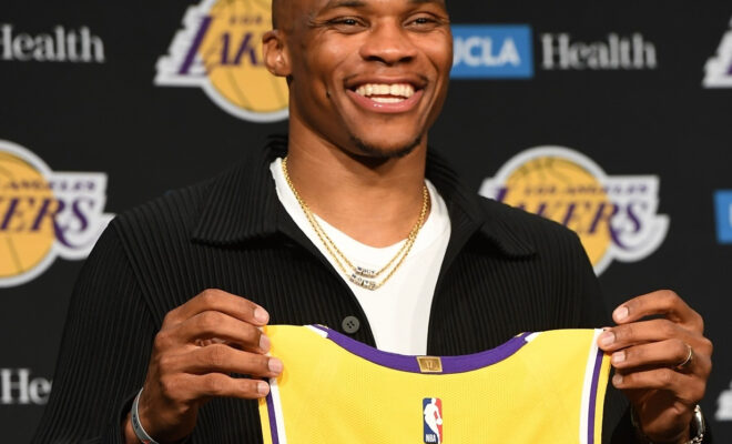 Russell Westbrook, lors de sa présentation, tenant son nouveau maillot.