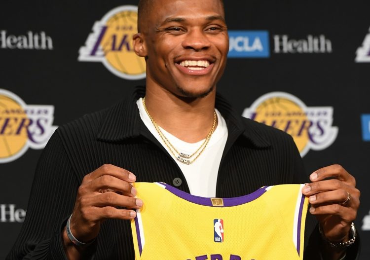Russell Westbrook, lors de sa présentation, tenant son nouveau maillot.
