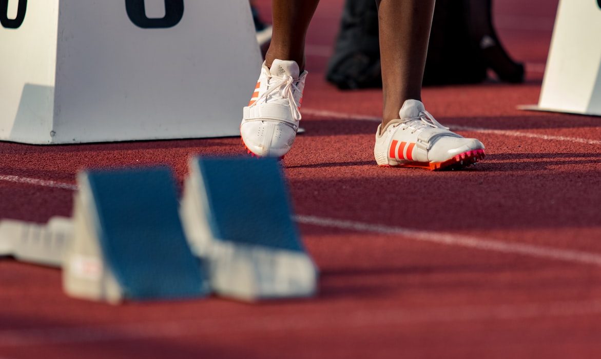 Des chaussures de course au pied d'un athlète.
