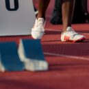 Des chaussures de course au pied d'un athlète.