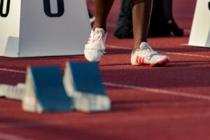 Des chaussures de course au pied d'un athlète.