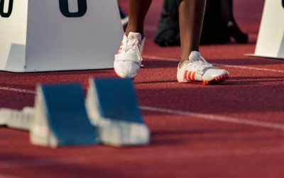 Des chaussures de course au pied d'un athlète.