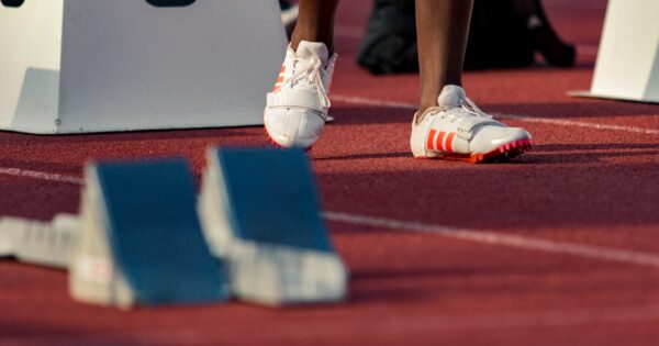 Des chaussures de course au pied d'un athlète.