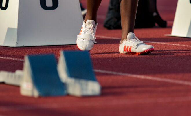 Des chaussures de course au pied d'un athlète.
