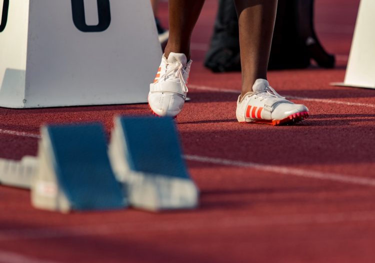 Des chaussures de course au pied d'un athlète.
