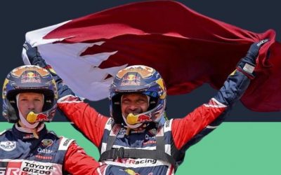 Nasser al-Attiyah et son co-pilote Mathieu-Baumelle célébrant leur victoire.