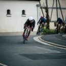 Des cyclistes passant par un virage.