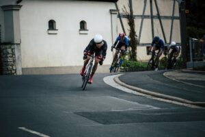 Des cyclistes passant par un virage.