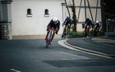 Des cyclistes passant par un virage.