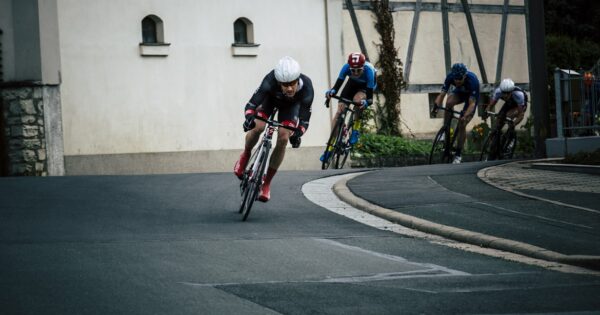 Des cyclistes passant par un virage.