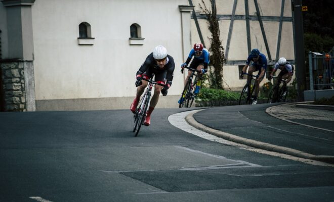 Des cyclistes passant par un virage.