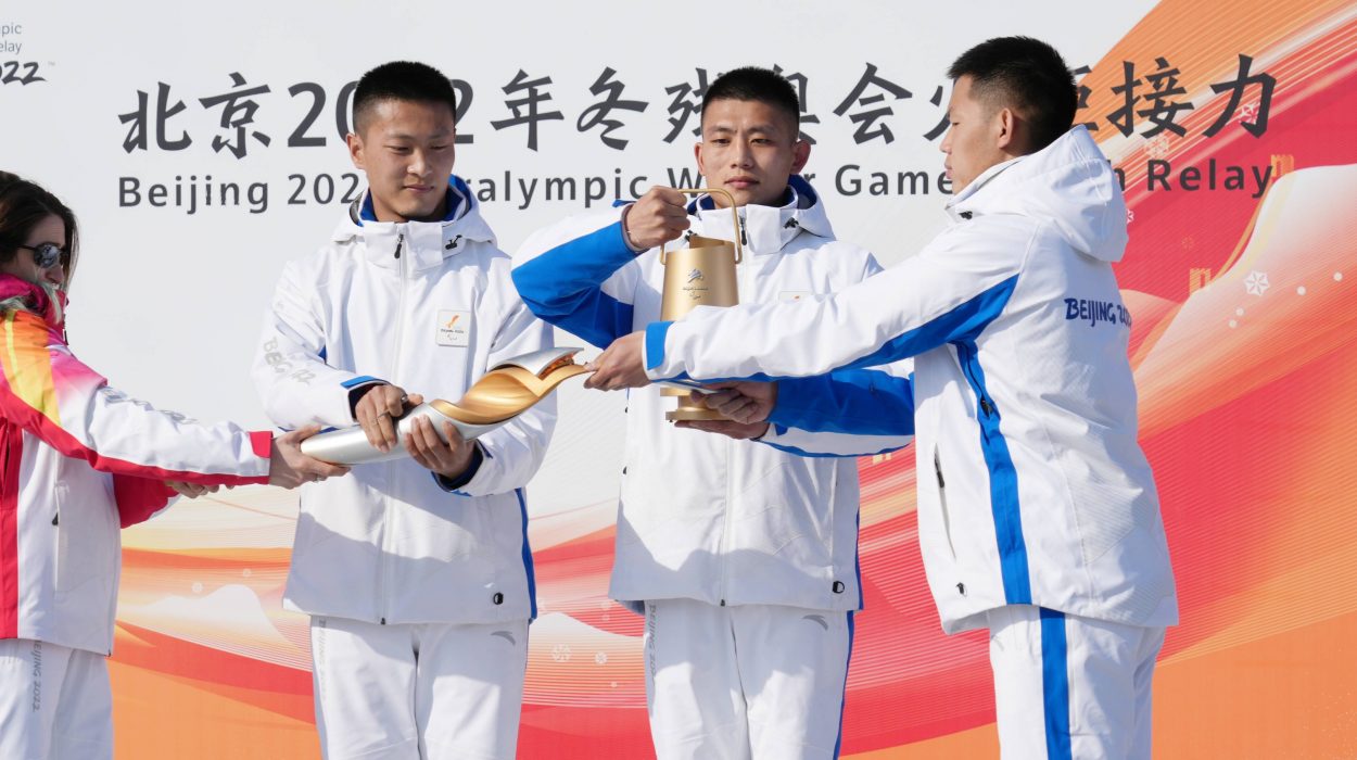 Des athlètes chinois allument la flamme olympique.