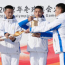 Des athlètes chinois allument la flamme olympique.
