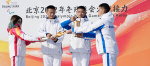 Des athlètes chinois allument la flamme olympique.