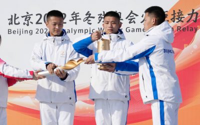 Des athlètes chinois allument la flamme olympique.