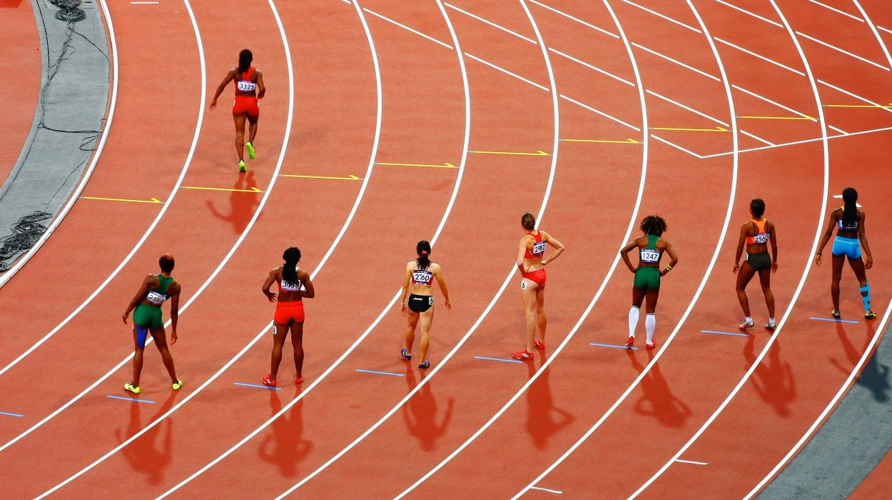 Des athlètes femmes sur une piste de course.