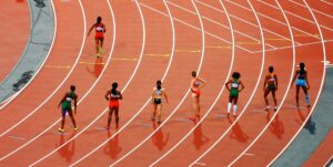 Des athlètes femmes sur une piste de course.