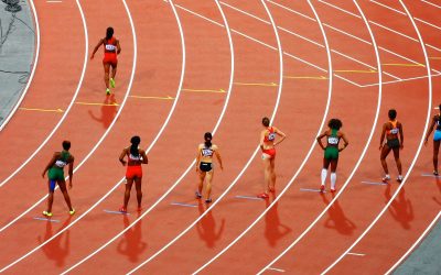 Des athlètes femmes sur une piste de course.