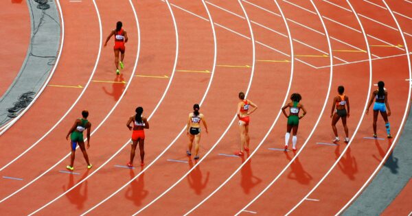 Des athlètes femmes sur une piste de course.