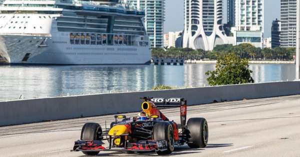 Une monoplace s'essayant sur le circuit de Miami.