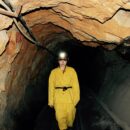 Une employée de mine dans un souterrain en Bolivie.