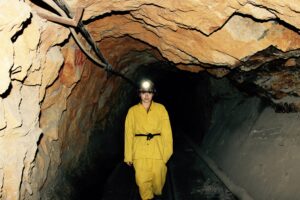 Une employée de mine dans un souterrain en Bolivie.