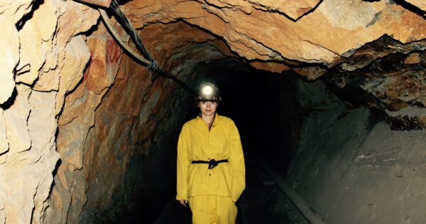 Une employée de mine dans un souterrain en Bolivie.