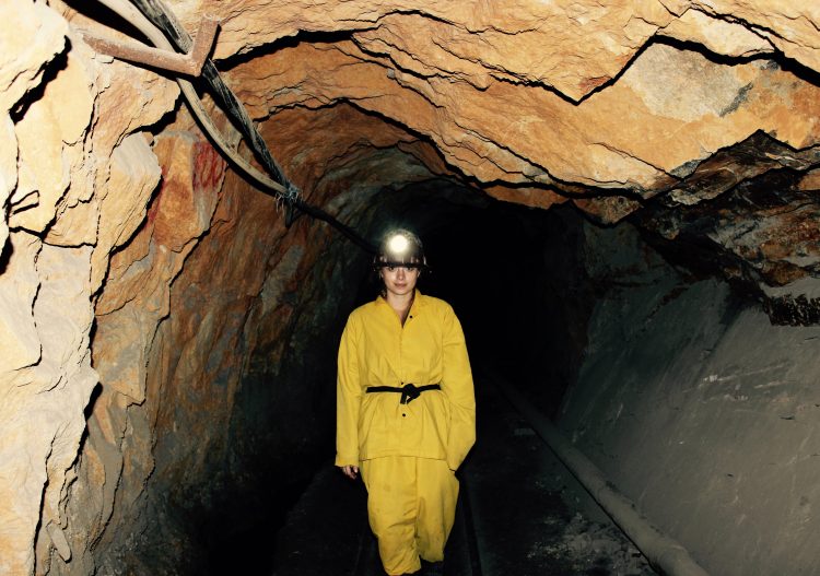 Une employée de mine dans un souterrain en Bolivie.
