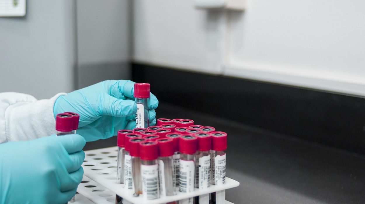 Un laboratin manipulant des pipettes.