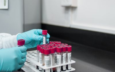Un laboratin manipulant des pipettes.