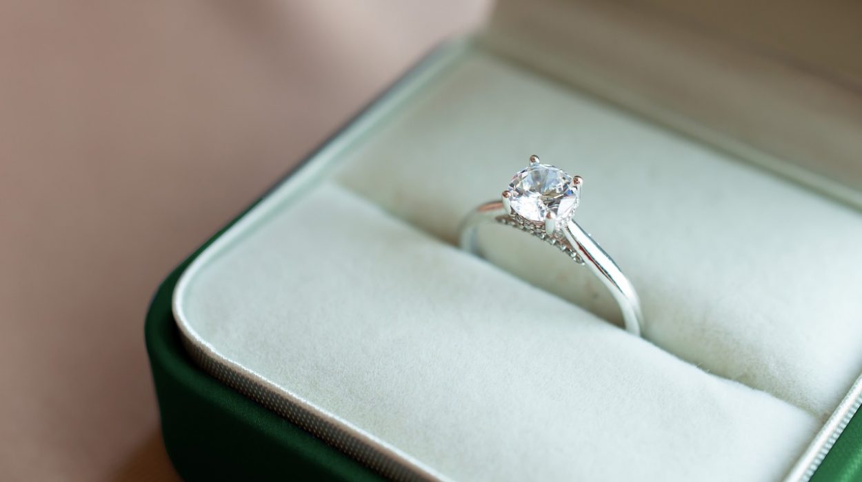 Une bague en diamant dans un coffret à bijoux.