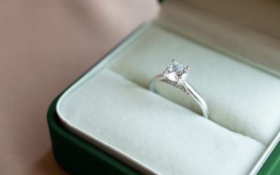 Une bague en diamant dans un coffret à bijoux.