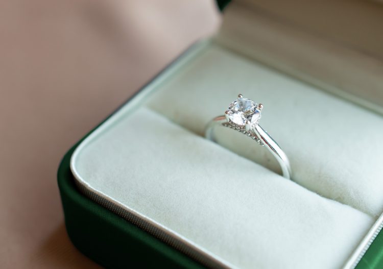 Une bague en diamant dans un coffret à bijoux.