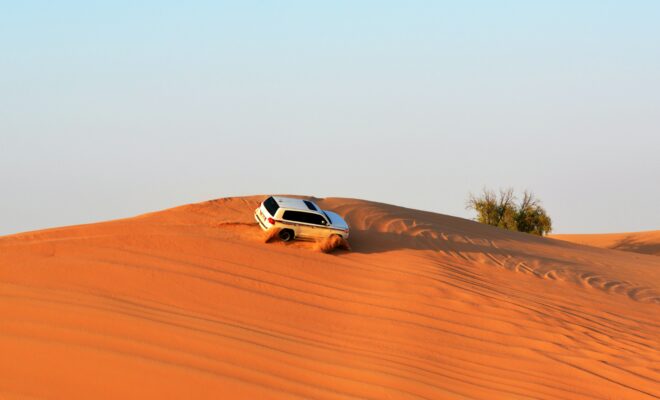 Un rallye dans le désert émirati.