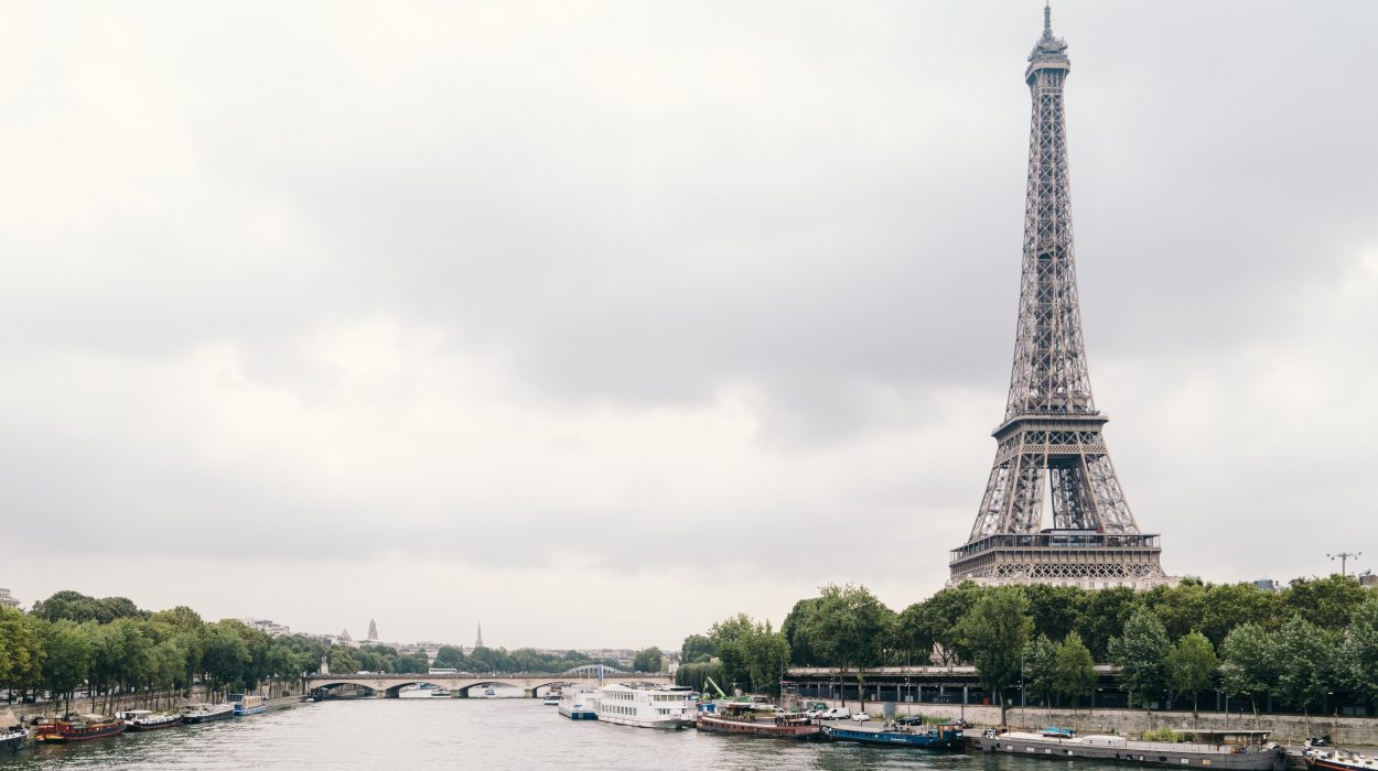 Une vue de la Tour Eiffel depuis la Seine.
