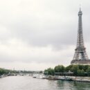 Une vue de la Tour Eiffel depuis la Seine.