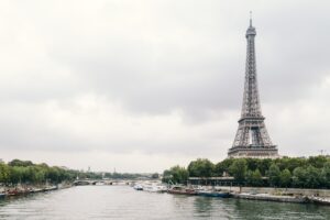 Une vue de la Tour Eiffel depuis la Seine.