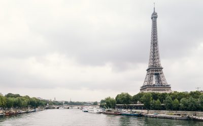 Une vue de la Tour Eiffel depuis la Seine.