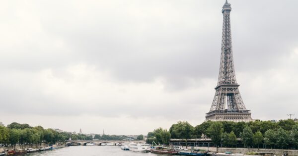 Une vue de la Tour Eiffel depuis la Seine.