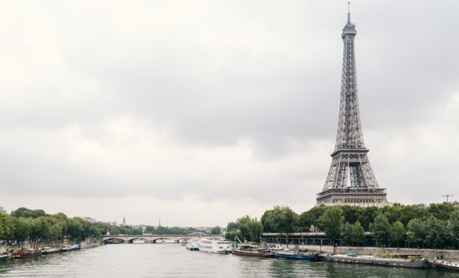 Une vue de la Tour Eiffel depuis la Seine.